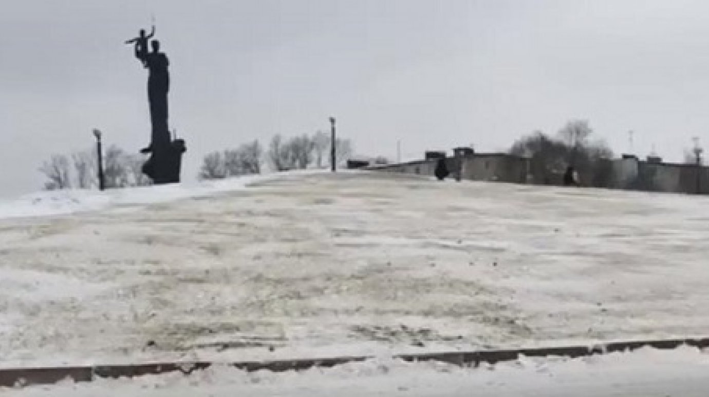 Склон у памятника Победы в Пензе засыпали песком
