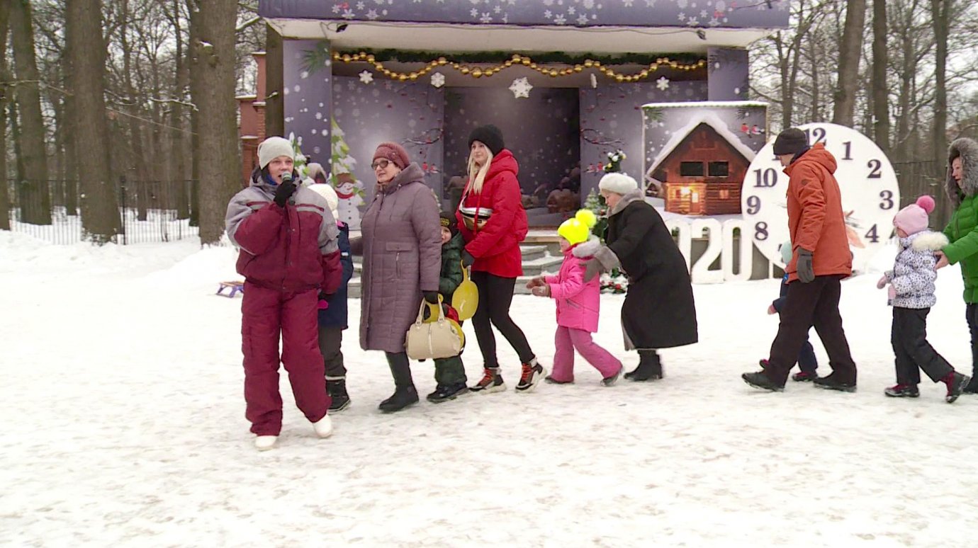 В парке им. В. Г. Белинского дети и родители попали в «Зимнюю сказку»