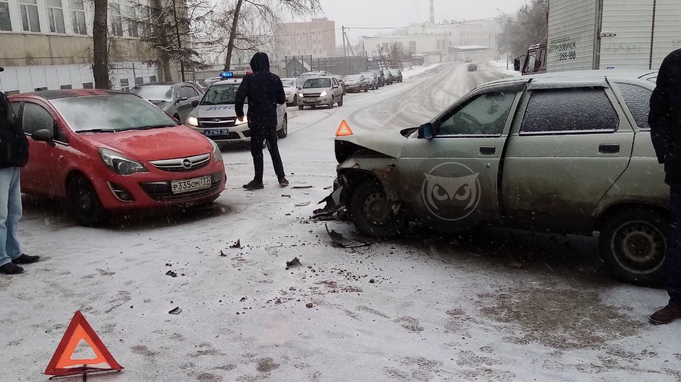 На Южной Поляне в Пензе столкнулись автомобили Opel и «Лада»