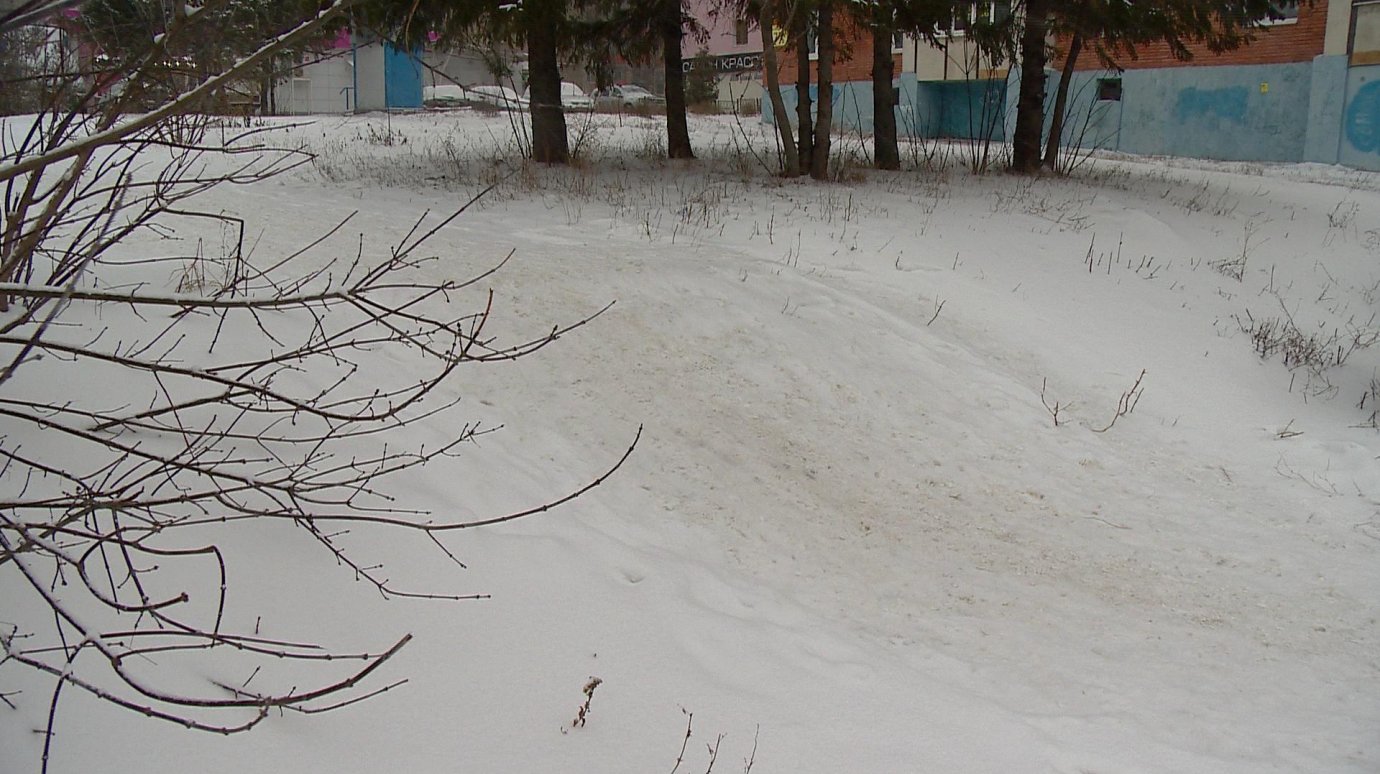 На проспекте Победы лестница превратилась в снежную горку