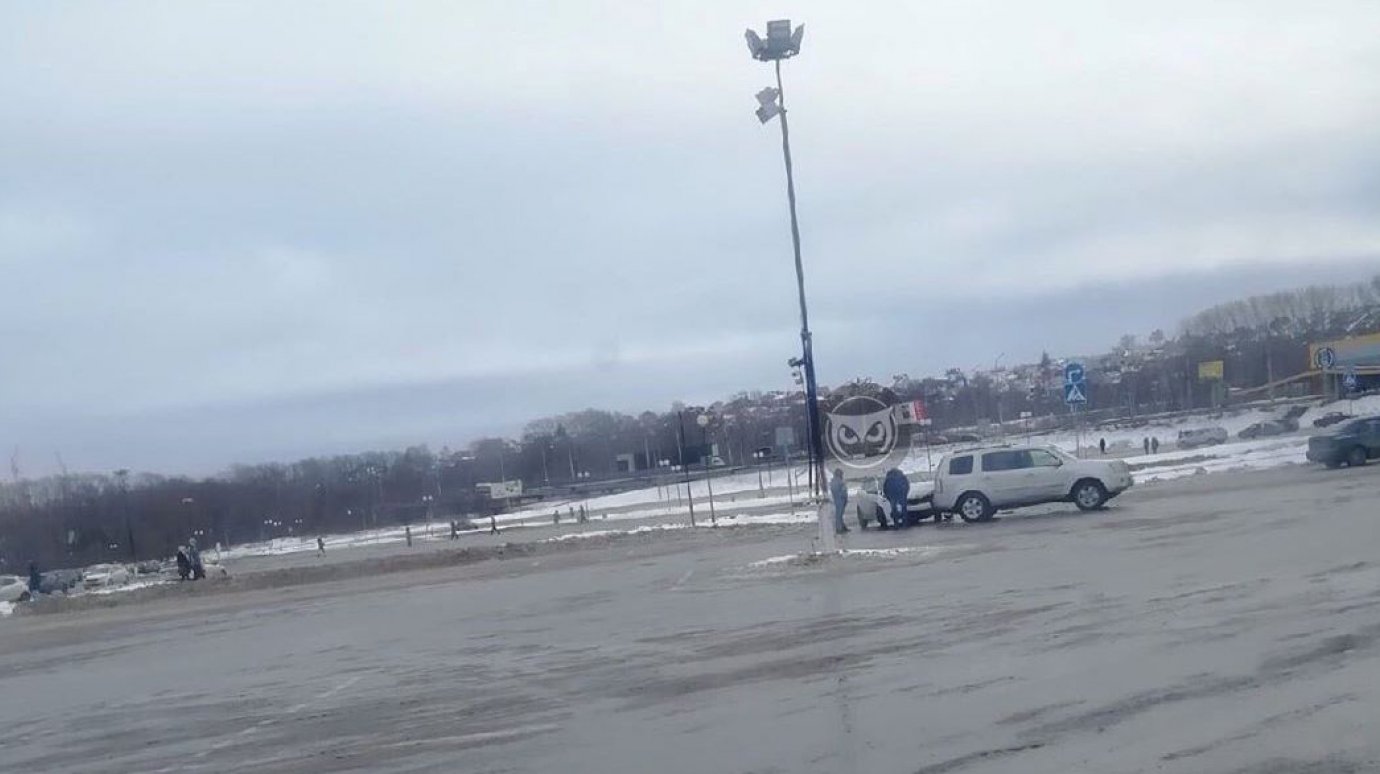 Пустая парковка у «Коллажа» стала местом столкновения двух легковушек