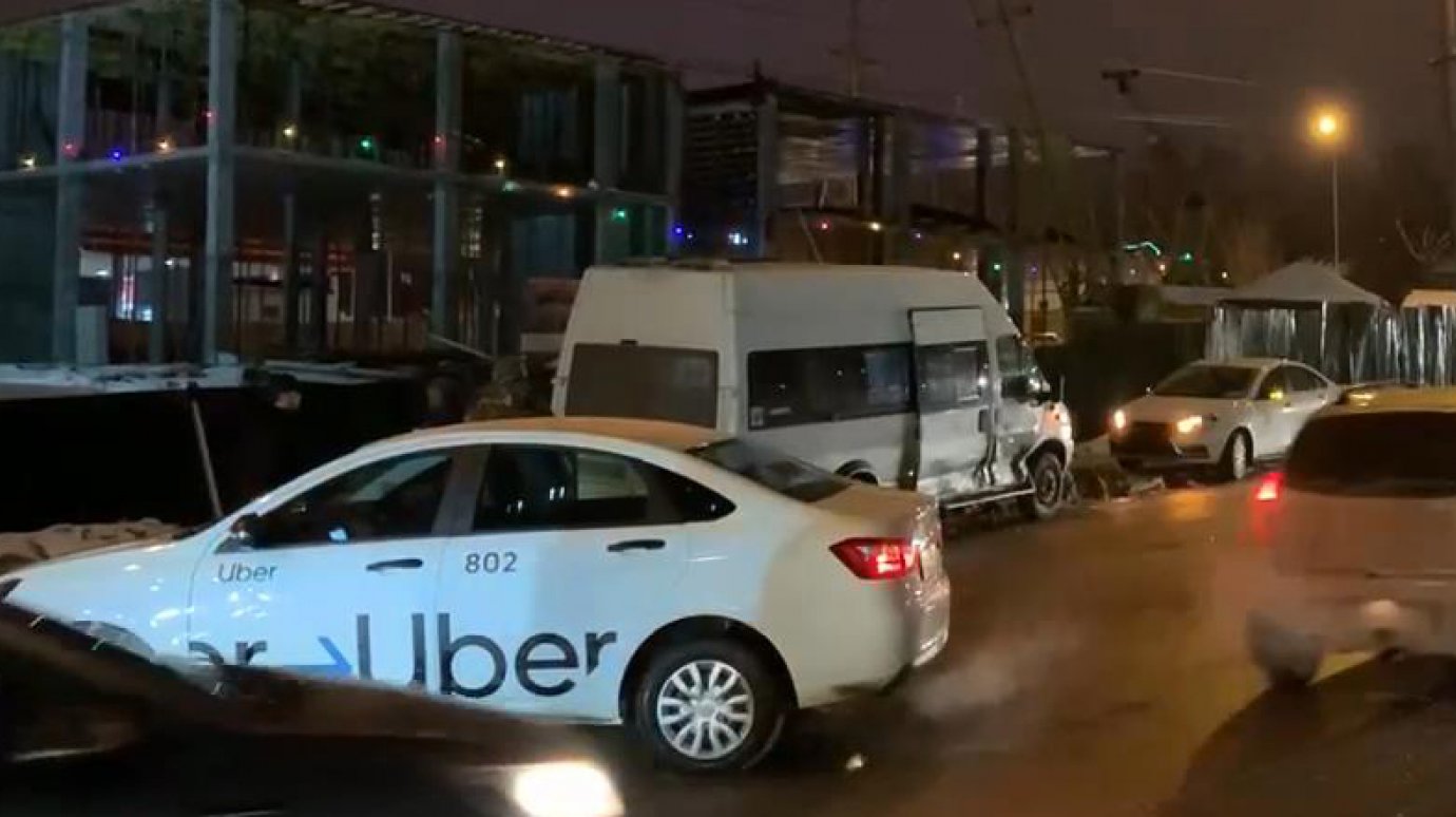 В Пензе на улице Окружной такси столкнулось с маршруткой № 89