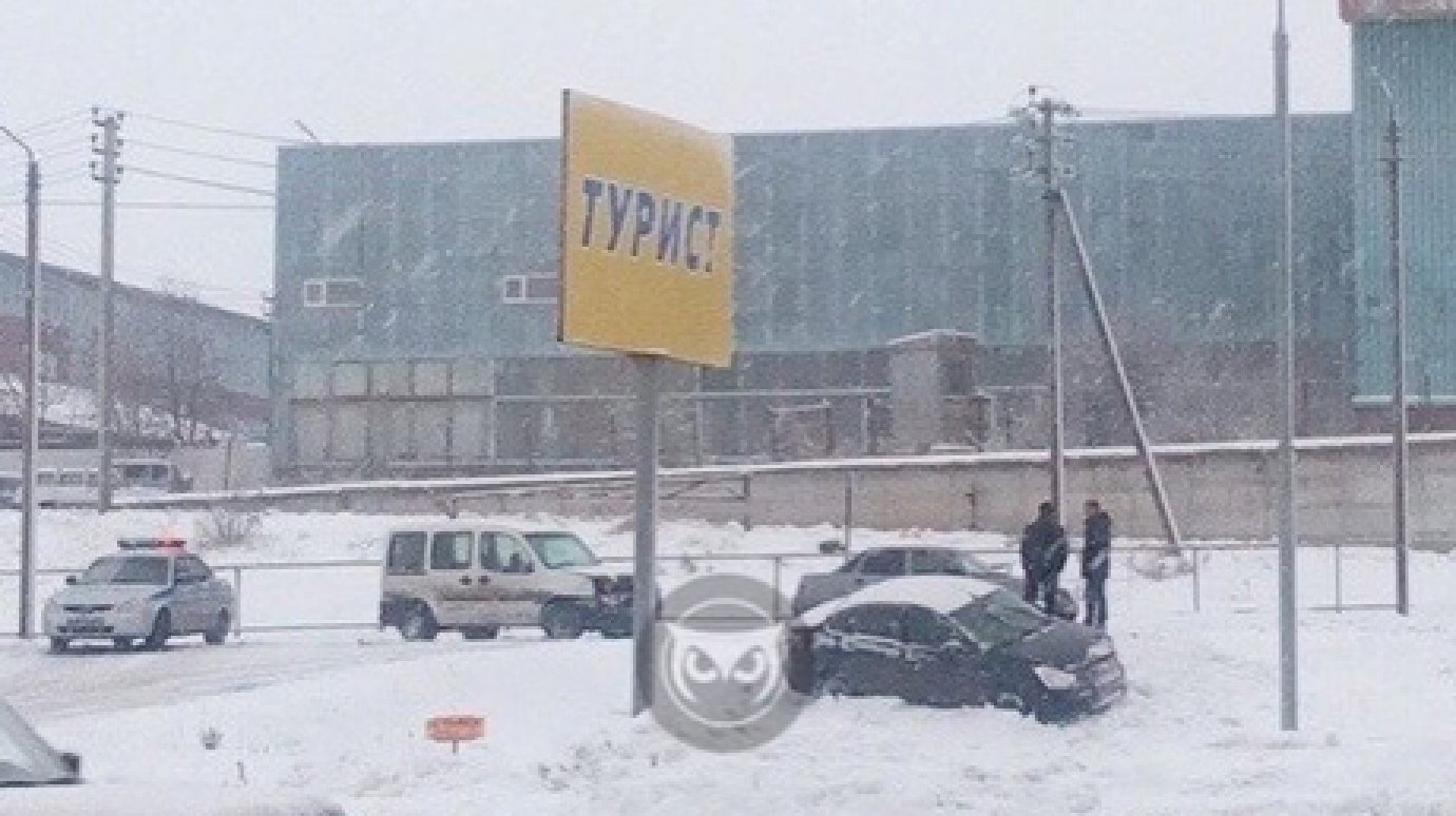 Во время снегопада в разных районах Пензы произошли аварии