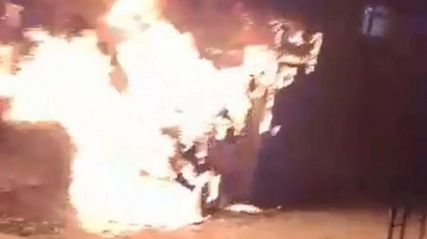 Житель Мокшана беспомощно смотрел, как огонь уничтожает его «Газель»
