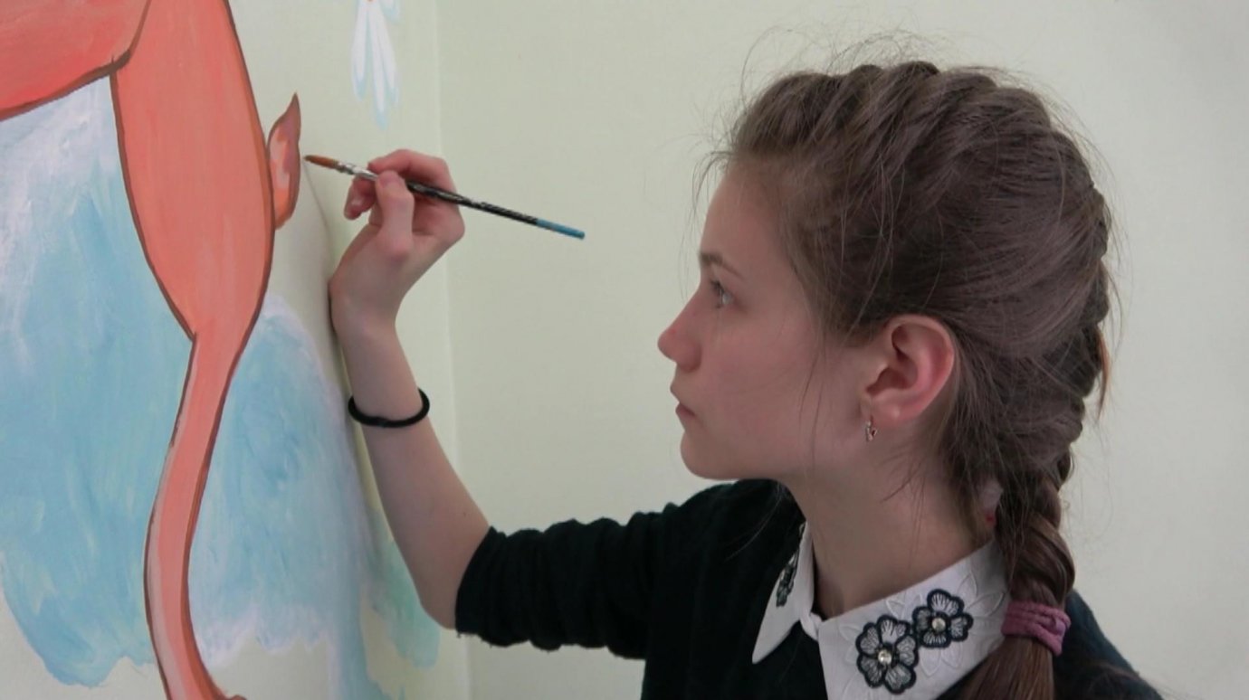 В Кузнецке юные художники расписывают стены больницы