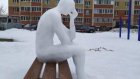На лавочке в Арбекове появился снежный человек