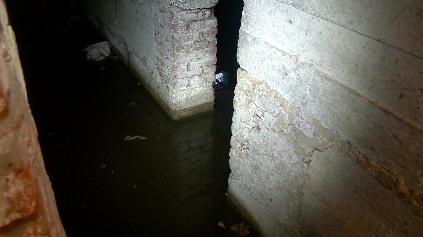 Подвал дома на улице Мира затопило водой из канализации