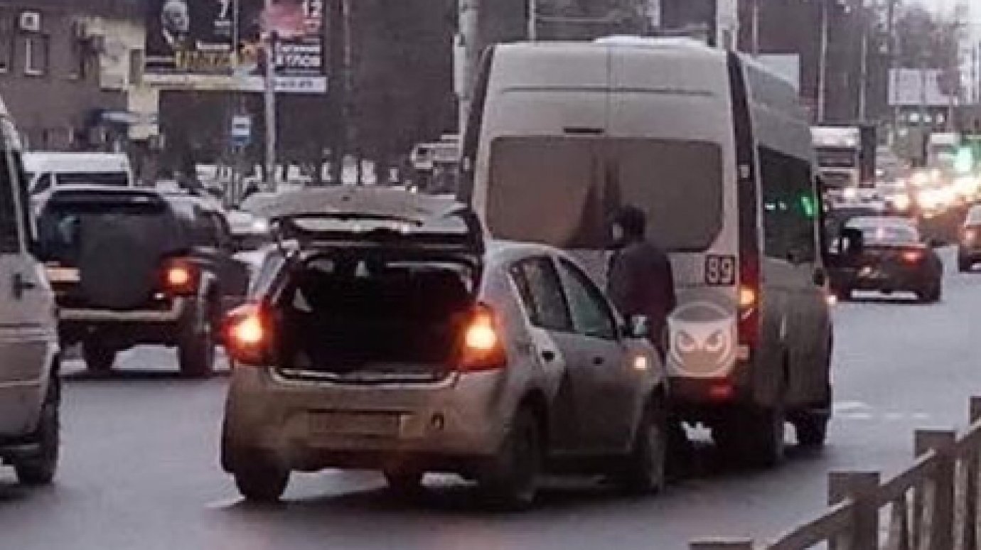 На проспекте Победы «Яндекс.Такси» врезалось в маршрутку № 89
