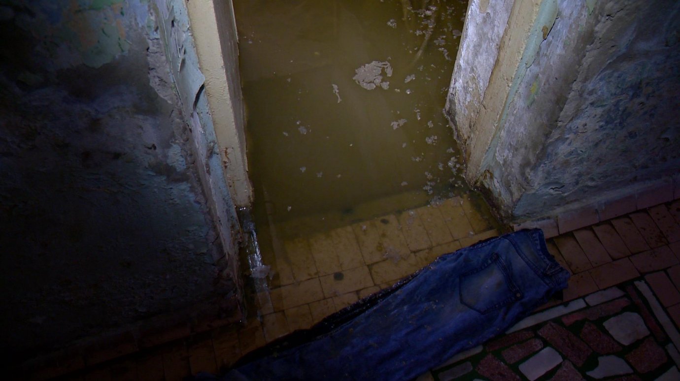На Ударной, 34, люди с лета живут в затопленном стоками доме