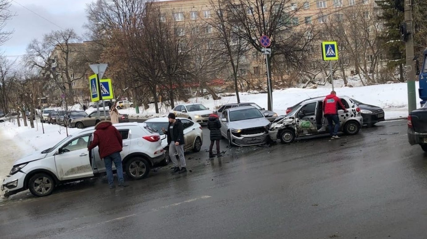 «Комбо страйк на Чкалова»: в аварию попали сразу четыре иномарки