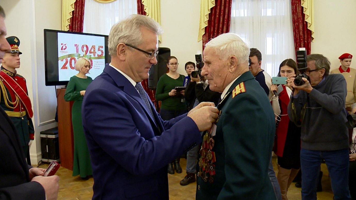 В Пензе вручили юбилейные медали в честь 75-летия Великой Победы