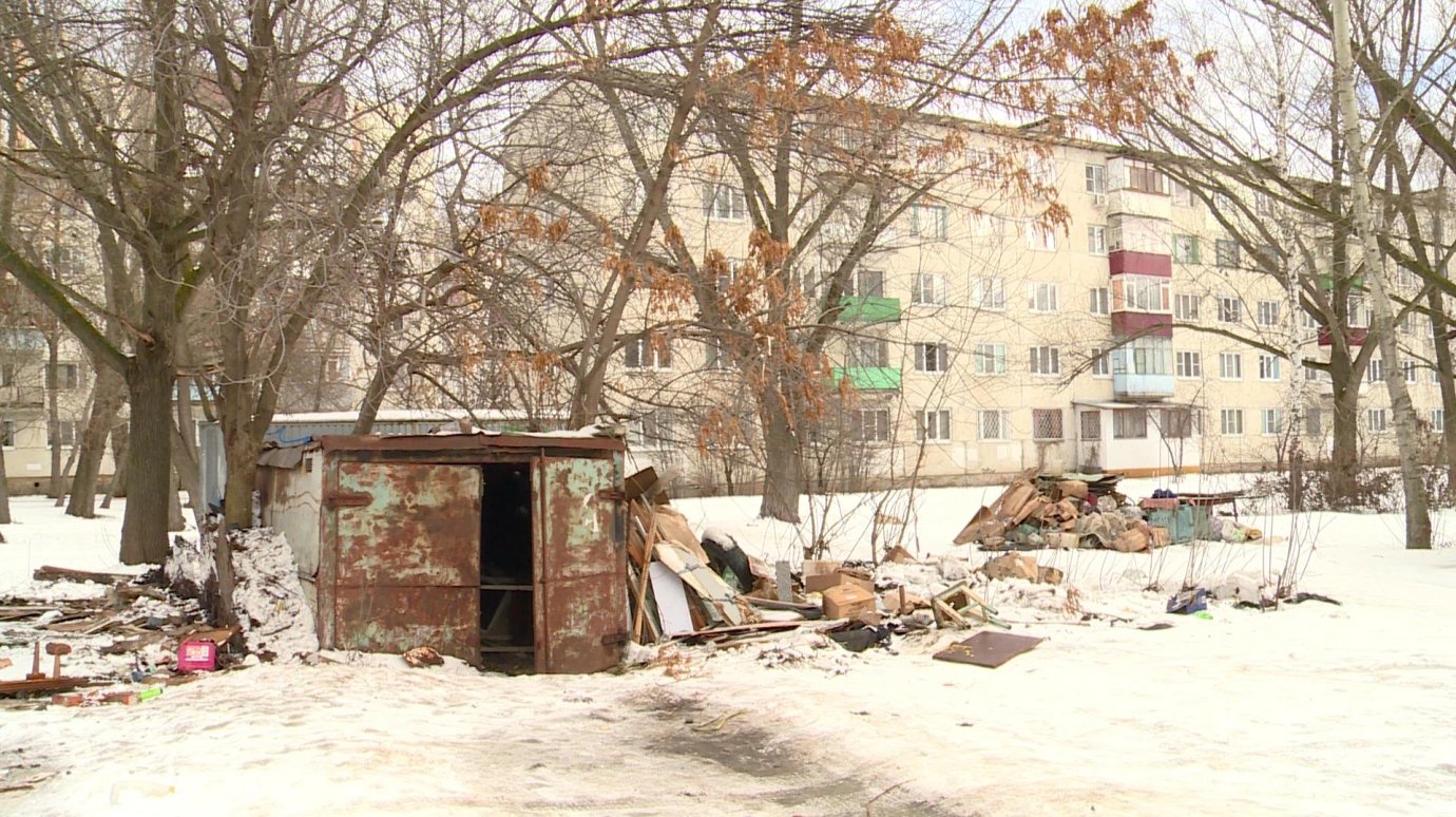 На улице Суворова снесли незаконно построенные гаражи