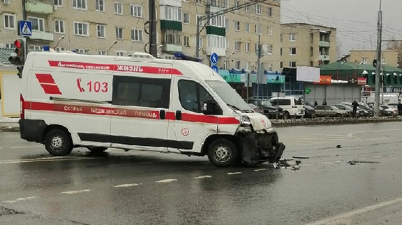 Соцсети: в Гидрострое столкнулись машина скорой и автобус