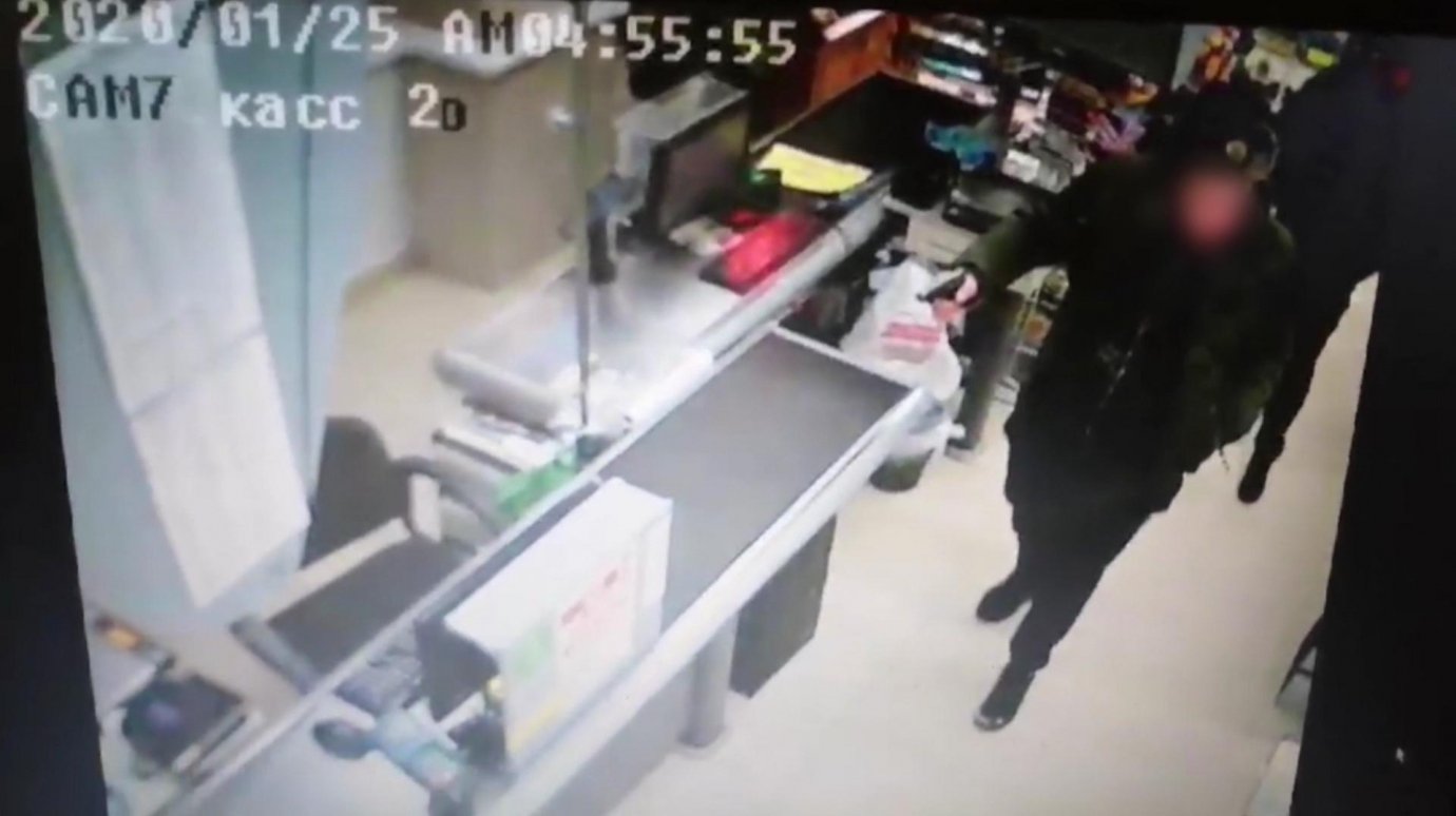 В Пензе мужчина напугал продавцов пистолетом-зажигалкой