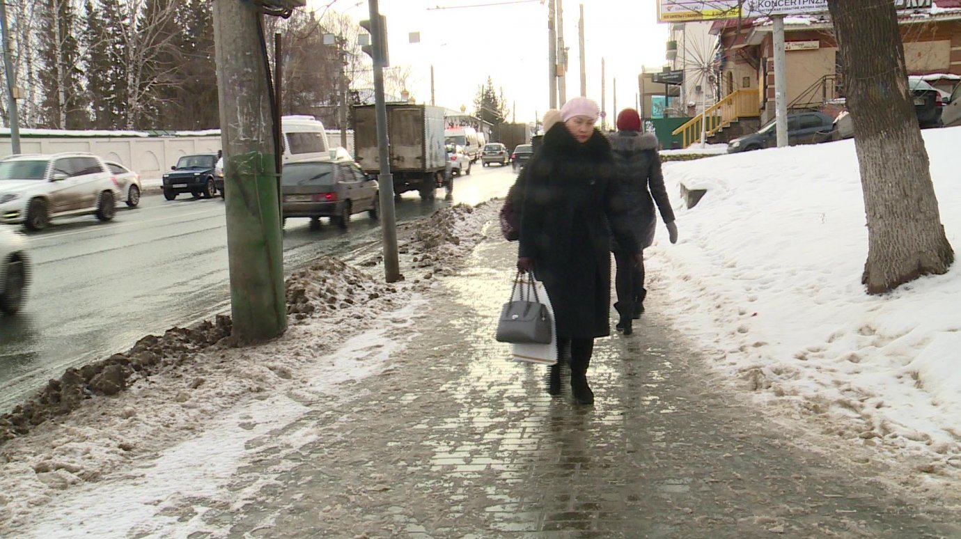Пензенцам трудно ходить по неровному и скользкому тротуару на Кирова