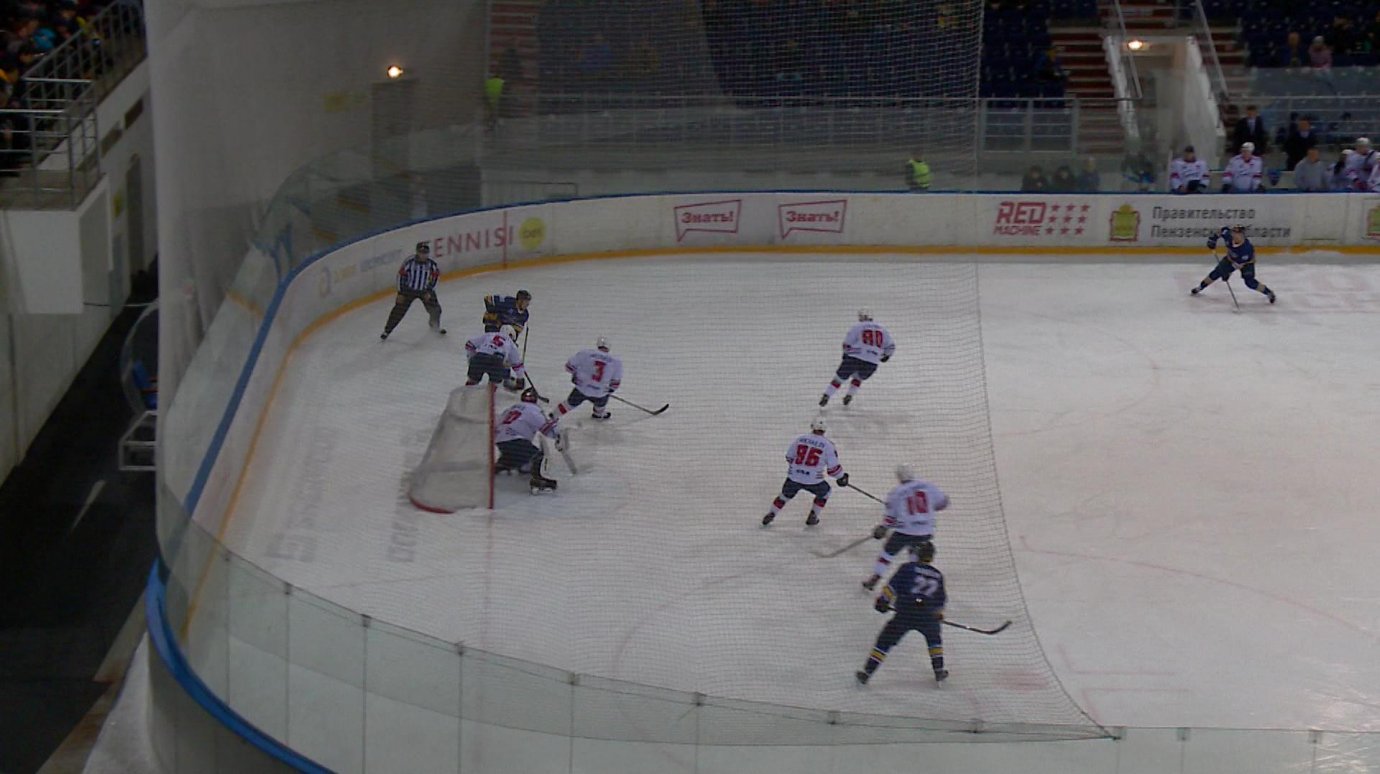 Пензенские хоккеисты проиграли в матче с нижегородским клубом