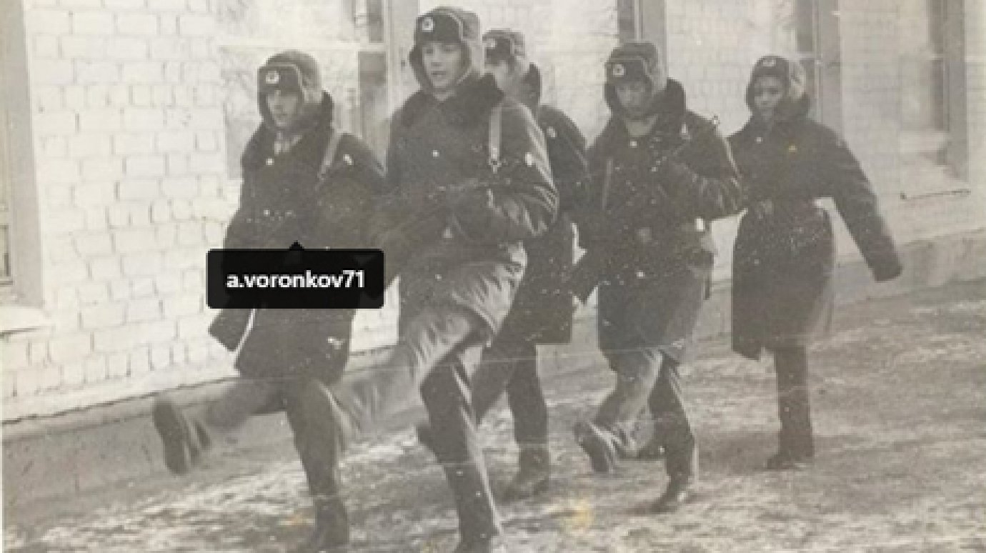 А. Воронков выложил архивное фото и позвал одноклассников на Пост № 1