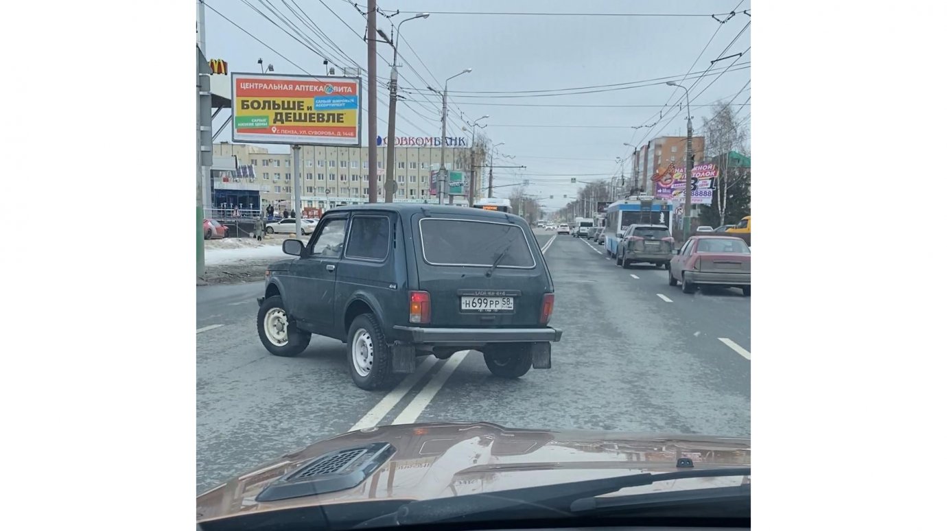 На ул. Суворова спешивший за фастфудом водитель забыл о правилах