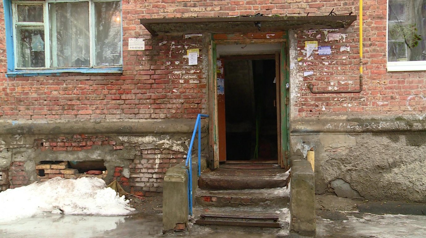 Нечистоты омывают стены подвала хрущевки на улице Ленина