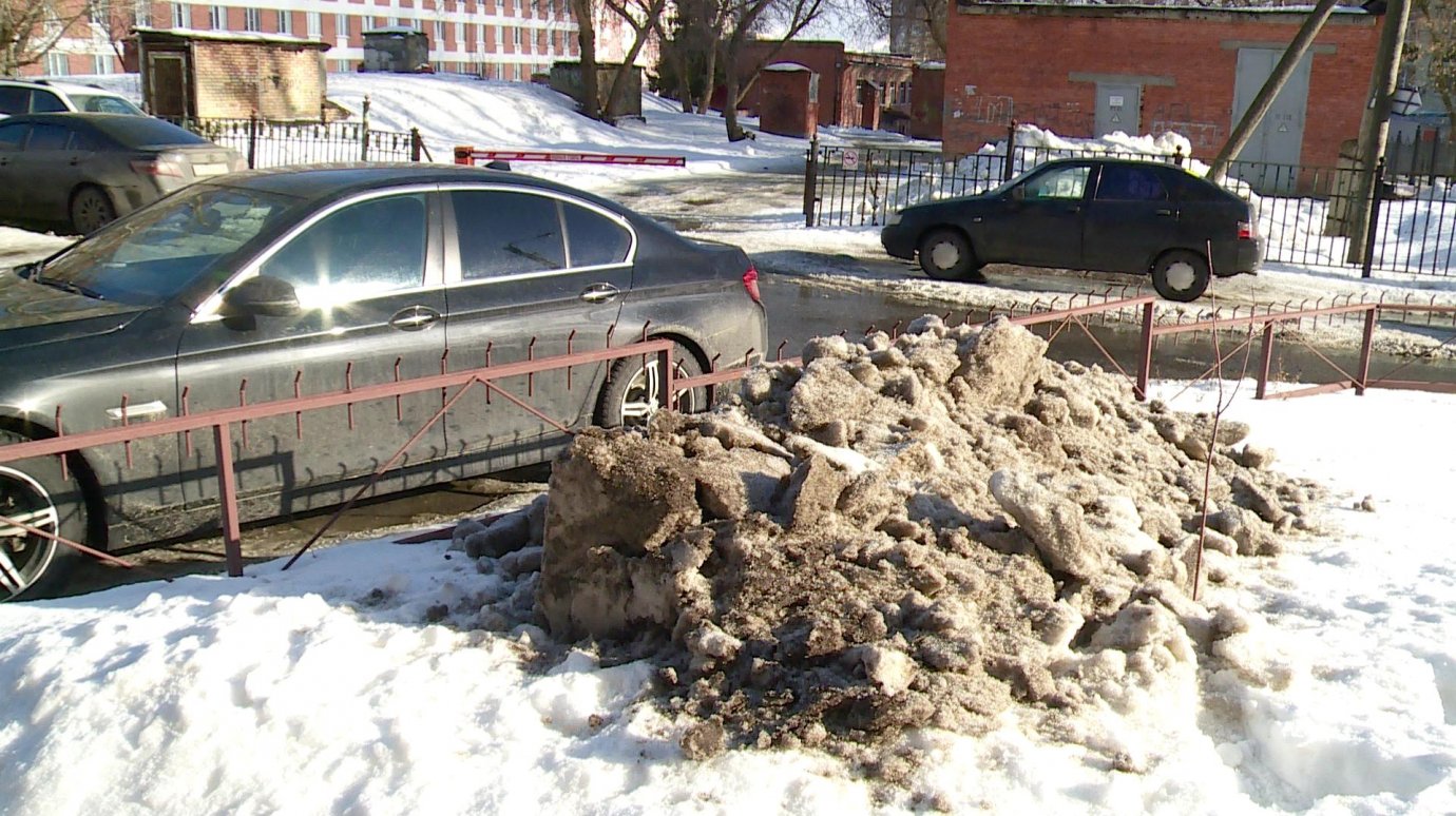 На ул. Рахманинова тракторист сбросил два ковша грязного снега на газон