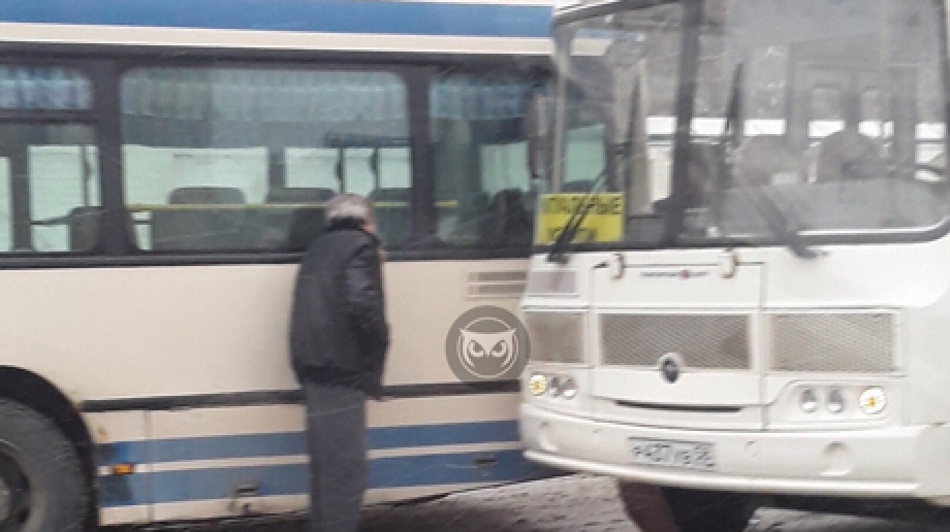 В центре Пензы столкнулись пассажирский автобус и ритуальный ПАЗ