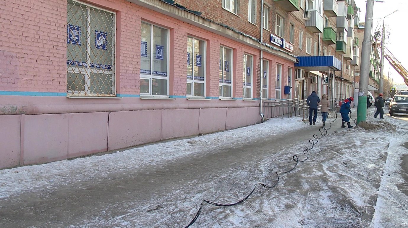 На Ленинградской людям приходится передвигаться по голому льду
