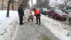 В Пензе рабочие посыпали обледеневшие тротуары песком