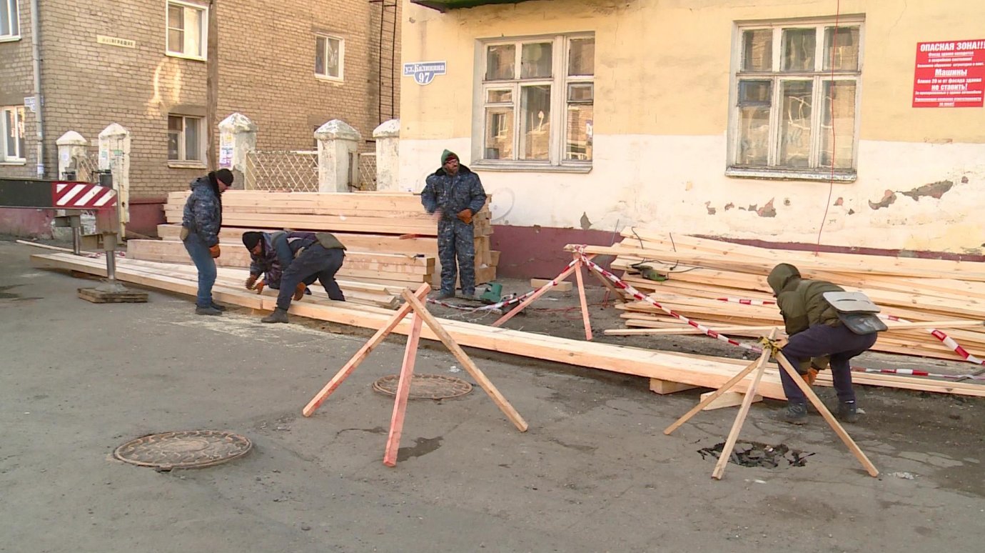 На улице Калинина строительные материалы преградили пешеходам путь