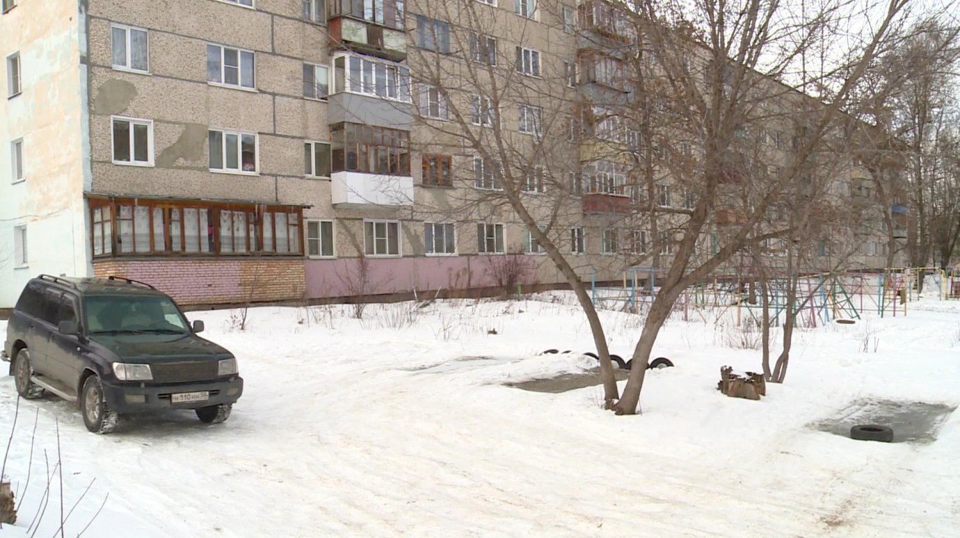 Жители Ульяновской жалуются на устроенную соседями стоянку под окнами