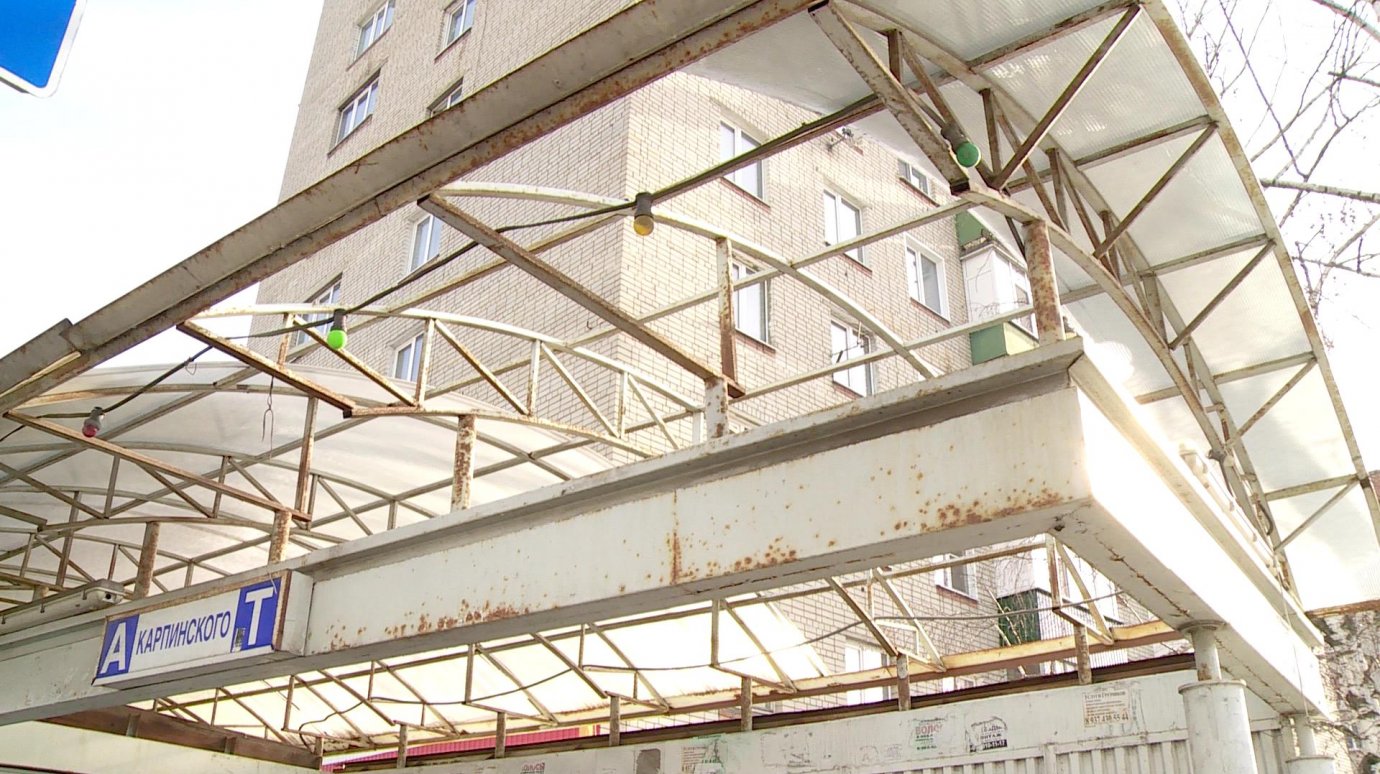 На улице Карпинского сорвало крышу павильона остановки