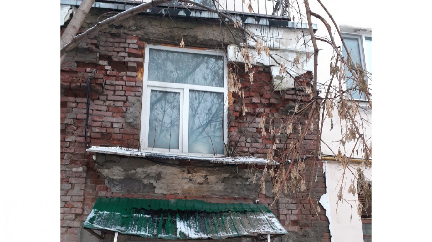 Пензячка пожаловалась на осыпающуюся стену дома на ул. Володарского