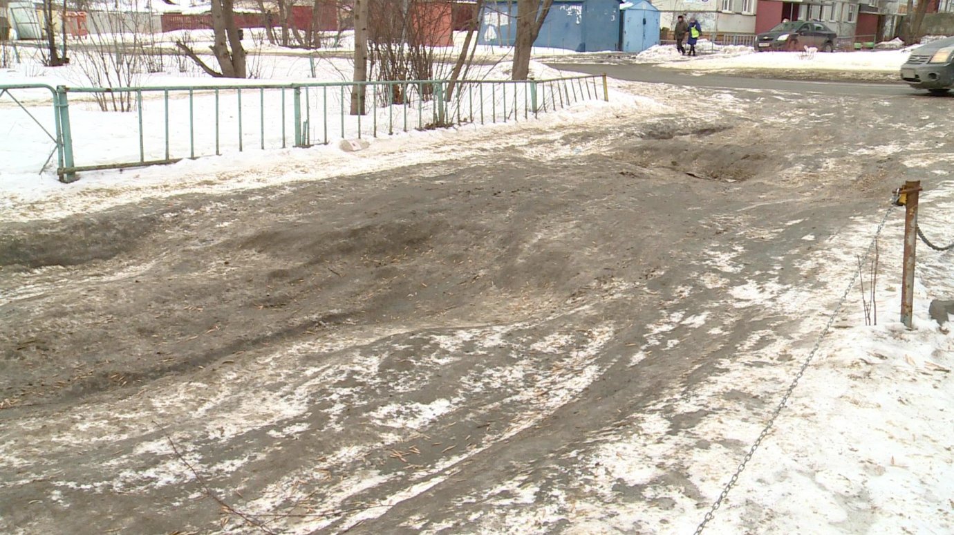 На улице Бородина автомобилисты бьют машины на ледяных буграх