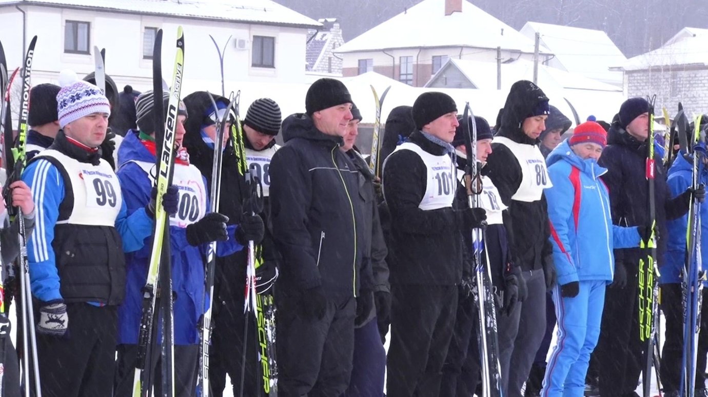 Сотрудники УМВД пробежали на лыжах по стадиону «Снежинка»