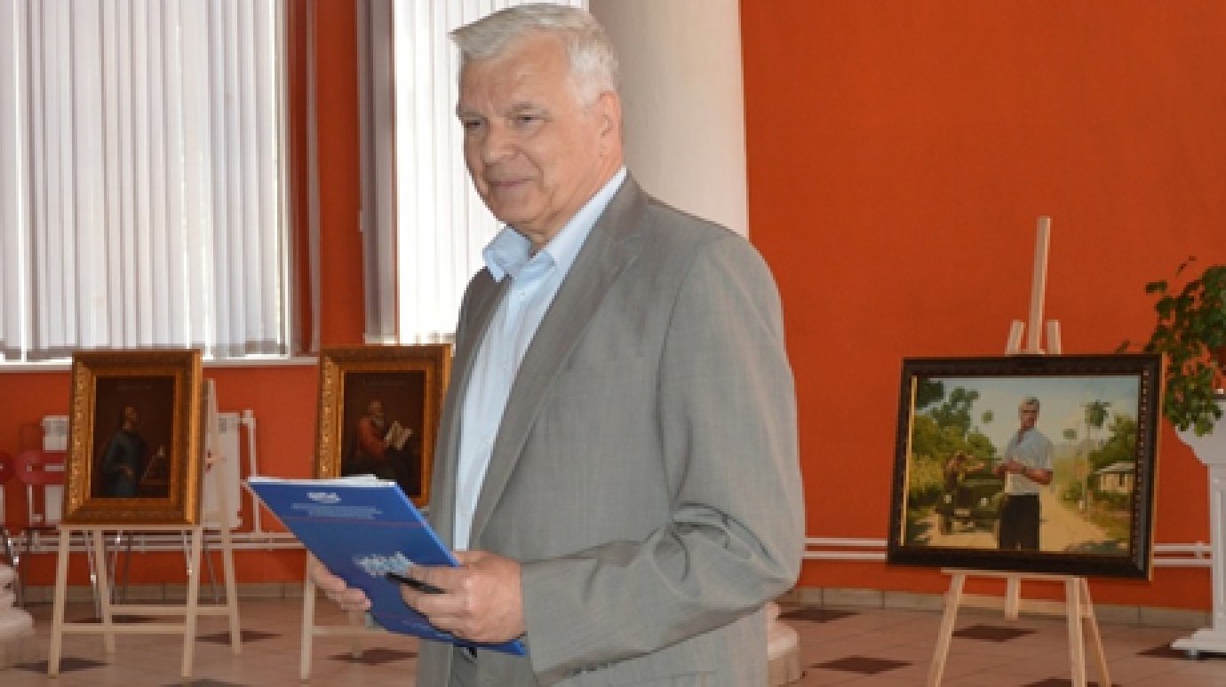Кузнецкий меценат с военным прошлым подарил музею три картины