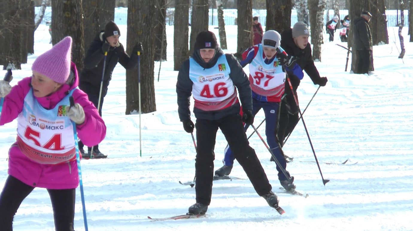 В городском парке Каменки устроили лыжные гонки