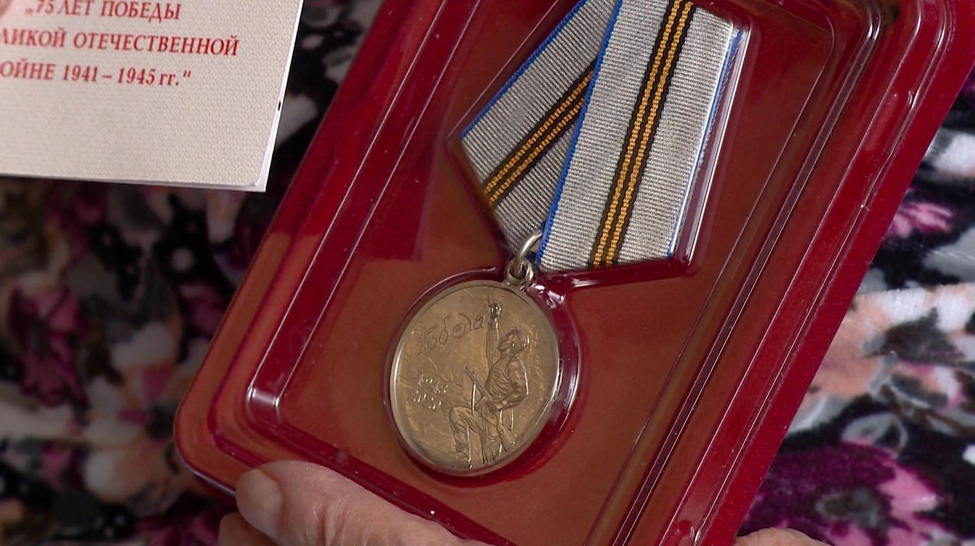 100-летней пензячке вручили медаль в честь юбилея Победы