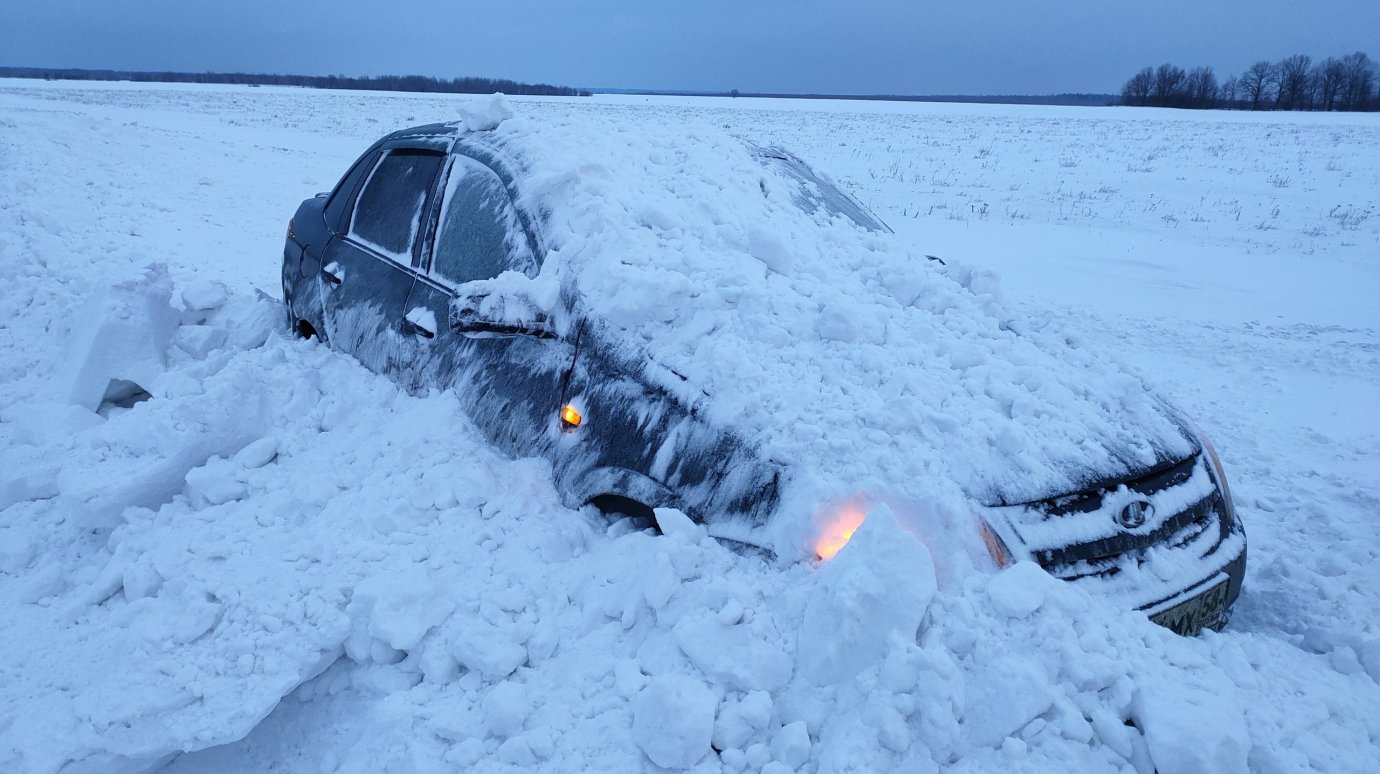 Несколько водителей попали в снежный плен в Городищенском районе