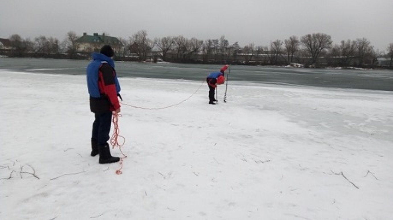 Пензенские спасатели измерили толщину льда на Суре и городских прудах