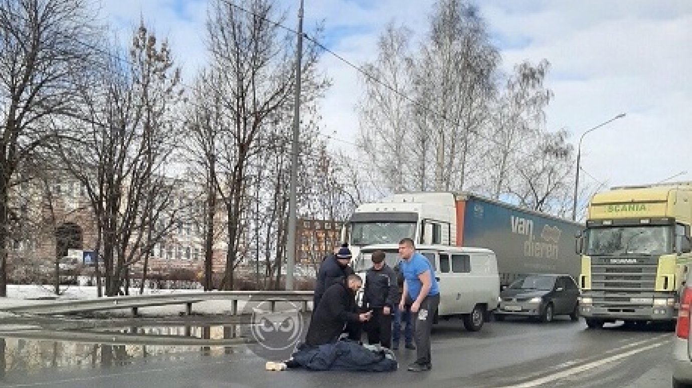 На улице Аустрина в Пензе машина сбила девушку на переходе