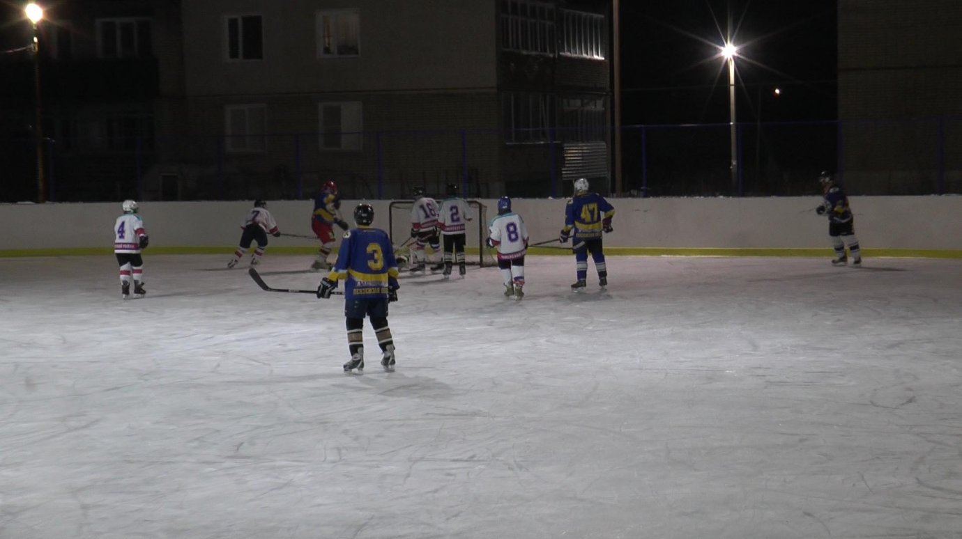 В Каменке ветераны хоккея выиграли матч с молодежной командой