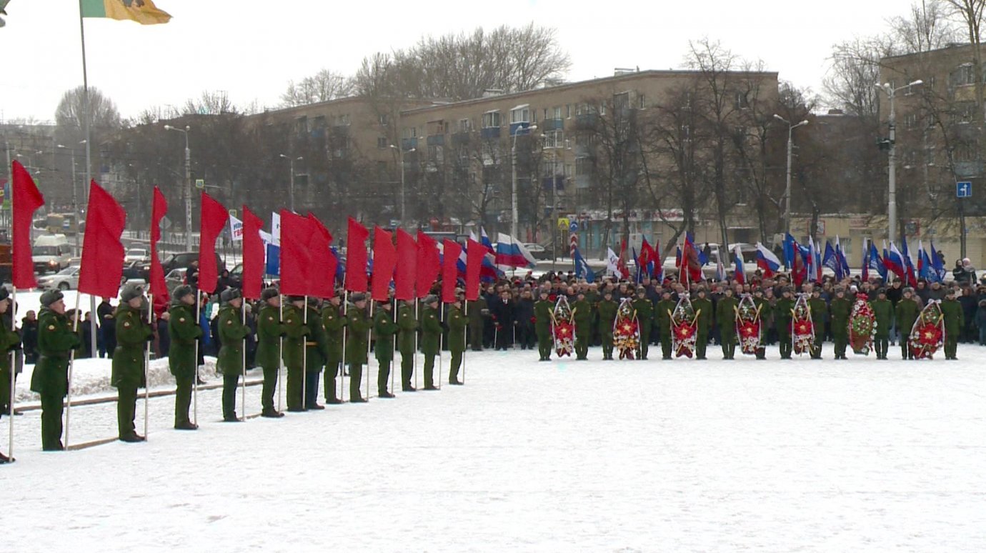 Утром 23 февраля жители Пензы собрались у памятника Победы
