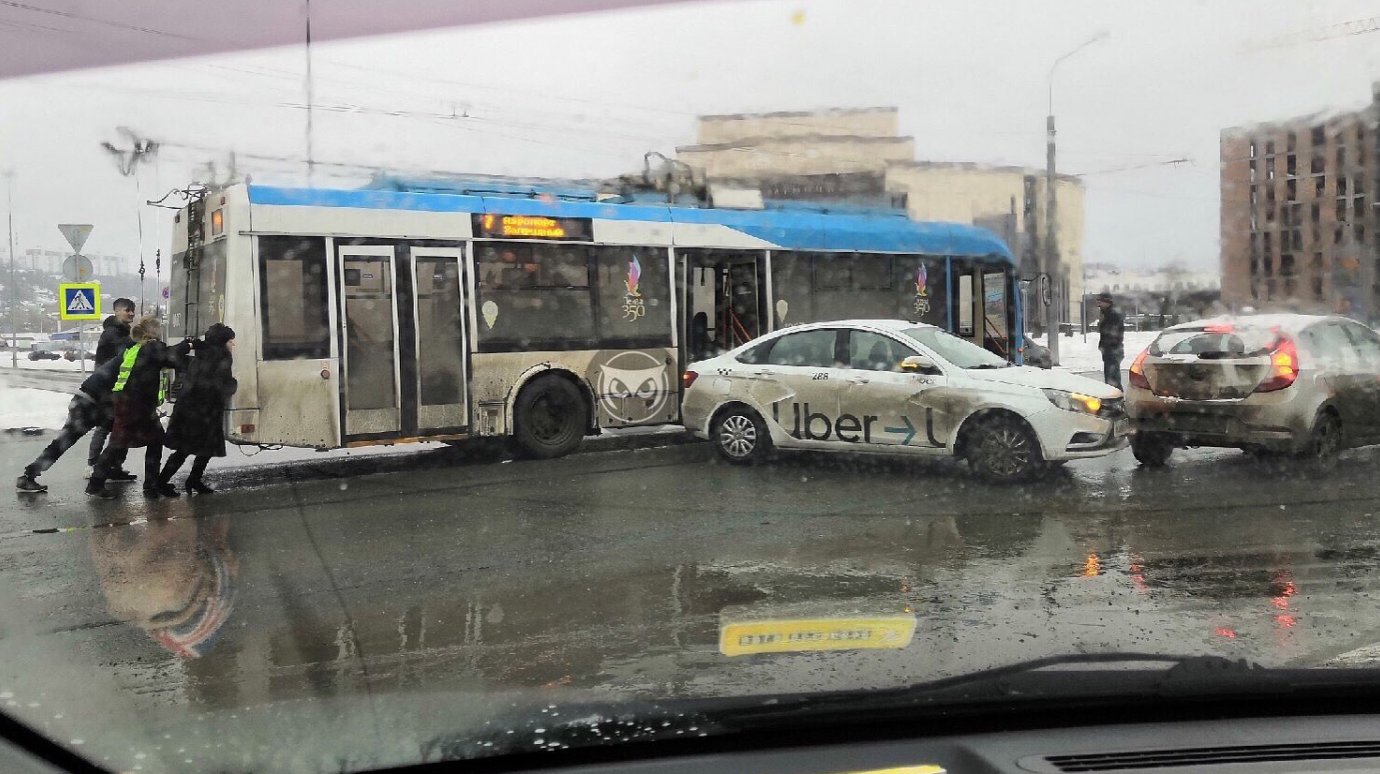 В Пензе пассажирам пришлось толкать троллейбус после столкновения с такси