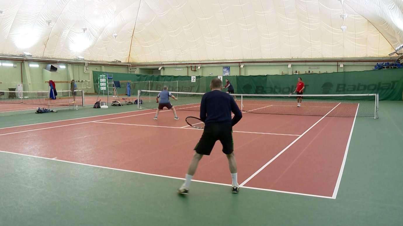 Пензенские ветераны сразились в праздничном теннисном турнире