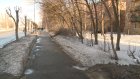 На Ленинградской спиленные ветки остались лежать у тротуара