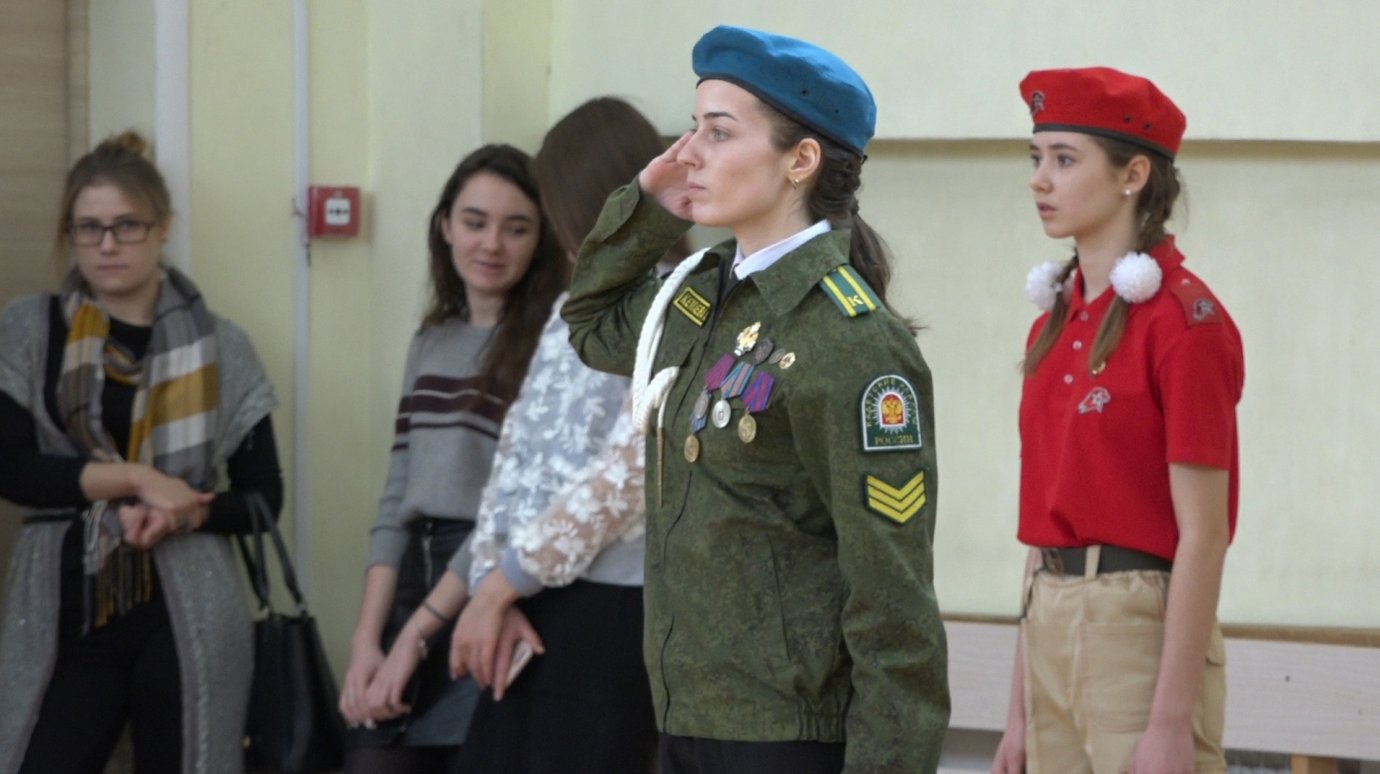 В Кузнецке выбрали самую красивую старшеклассницу в погонах
