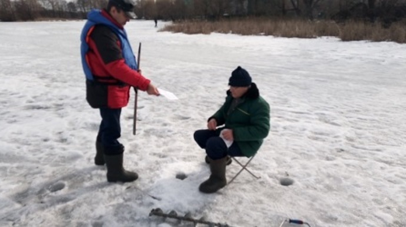 Рыбаков просят не рисковать жизнью на покрытом трещинами льду