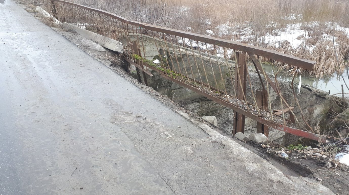В Спасске мост через плотину вызвал опасения у местного жителя