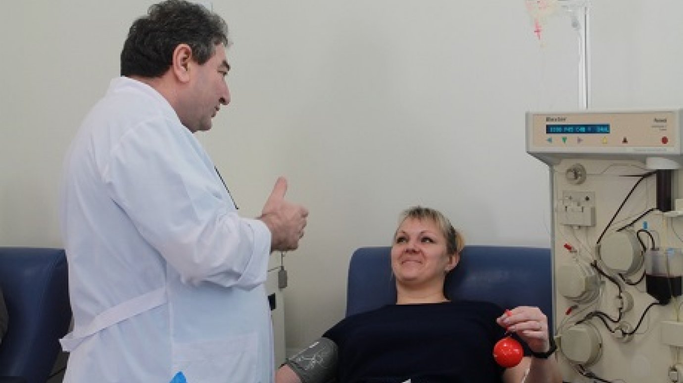 На акции «Леди донор» пензячкам дарили сувениры с символикой крови