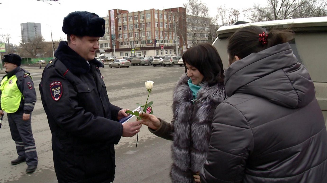 В Пензе сотрудники ГИБДД подарили женщинам-водителям цветы