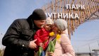 8 Марта активисты дарили жительницам Спутника тюльпаны